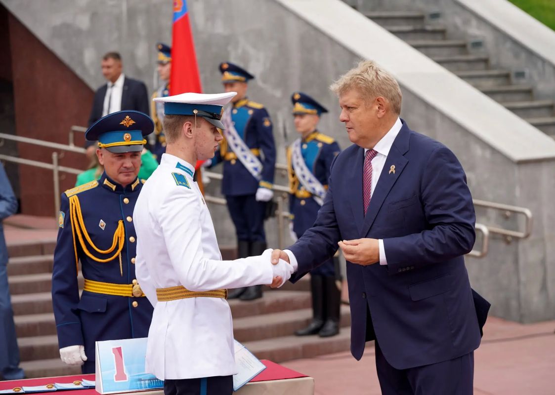 Полпред президента поздравил выпускников Кемеровского кадетского училища Полпред президента поздравил выпускников Кемеровского кадетского училища