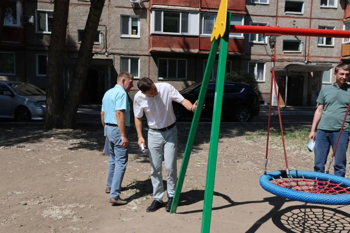Сегодня Глава города Абакана Алексей Лемин проверил благоустройство пяти дворов, которые в этом году приводятся в порядок в республиканской столице по национальному проекту «Инфраструктура для жизни» Сегодня Глава города Абакана Алексей Лемин проверил благоустройство пяти дворов, которые в этом году приводятся в порядок в республиканской столице по национальному проекту «Инфраструктура для жизни»