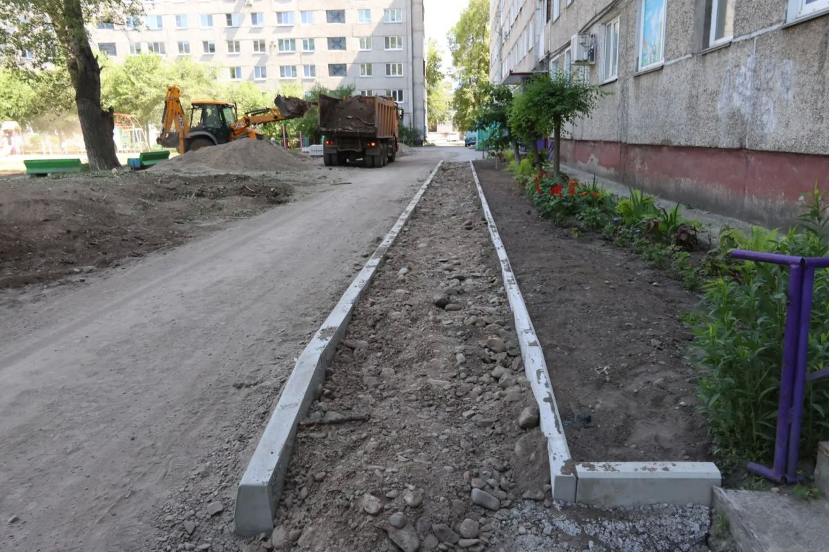 Сегодня Глава города Абакана Алексей Лемин проверил благоустройство пяти дворов, которые в этом году приводятся в порядок в республиканской столице по национальному проекту «Инфраструктура для жизни» Сегодня Глава города Абакана Алексей Лемин проверил благоустройство пяти дворов, которые в этом году приводятся в порядок в республиканской столице по национальному проекту «Инфраструктура для жизни»