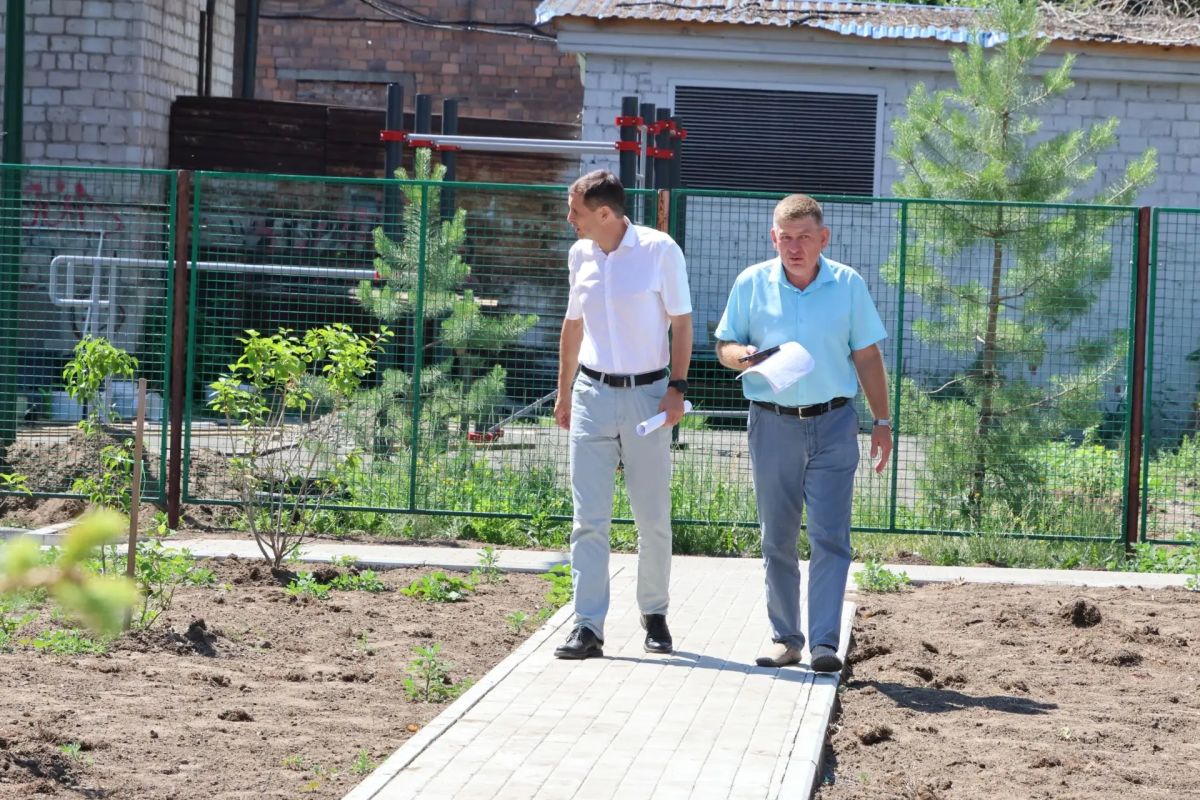 Сегодня Глава города Абакана Алексей Лемин проверил благоустройство пяти дворов, которые в этом году приводятся в порядок в республиканской столице по национальному проекту «Инфраструктура для жизни» Сегодня Глава города Абакана Алексей Лемин проверил благоустройство пяти дворов, которые в этом году приводятся в порядок в республиканской столице по национальному проекту «Инфраструктура для жизни»