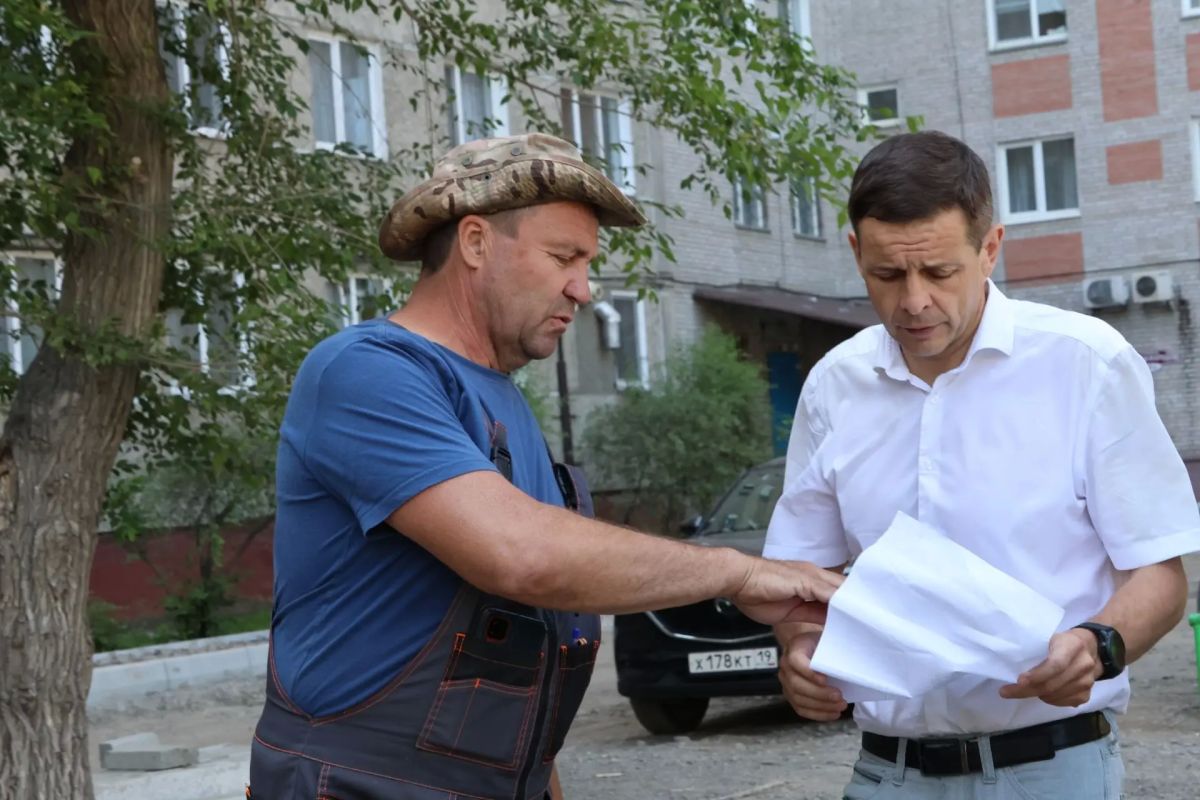 Сегодня Глава города Абакана Алексей Лемин проверил благоустройство пяти дворов, которые в этом году приводятся в порядок в республиканской столице по национальному проекту «Инфраструктура для жизни» Сегодня Глава города Абакана Алексей Лемин проверил благоустройство пяти дворов, которые в этом году приводятся в порядок в республиканской столице по национальному проекту «Инфраструктура для жизни»
