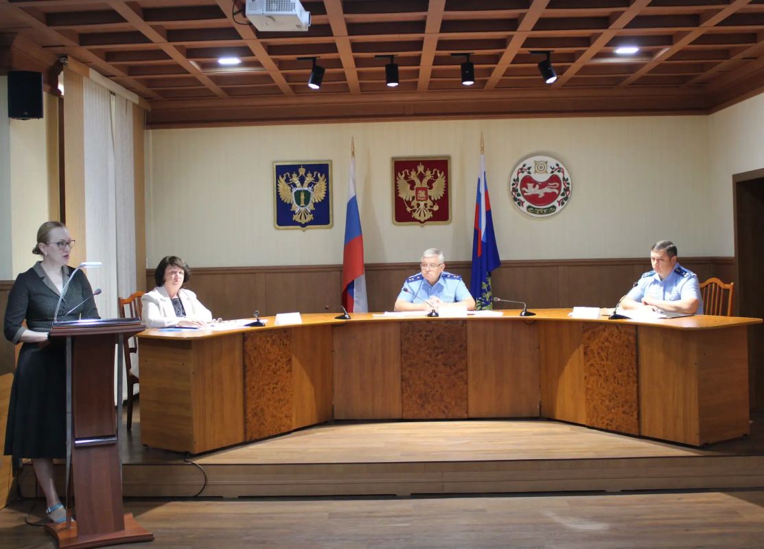 В прокуратуре Республики Хакасия под председательством прокурора республики Сергея Фирсова состоялось межведомственное совещание по вопросам обеспечения граждан лекарственными препаратами и изделиями медицинского назначения В прокуратуре Республики Хакасия под председательством прокурора республики Сергея Фирсова состоялось межведомственное совещание по вопросам обеспечения граждан лекарственными препаратами и изделиями медицинского назначения