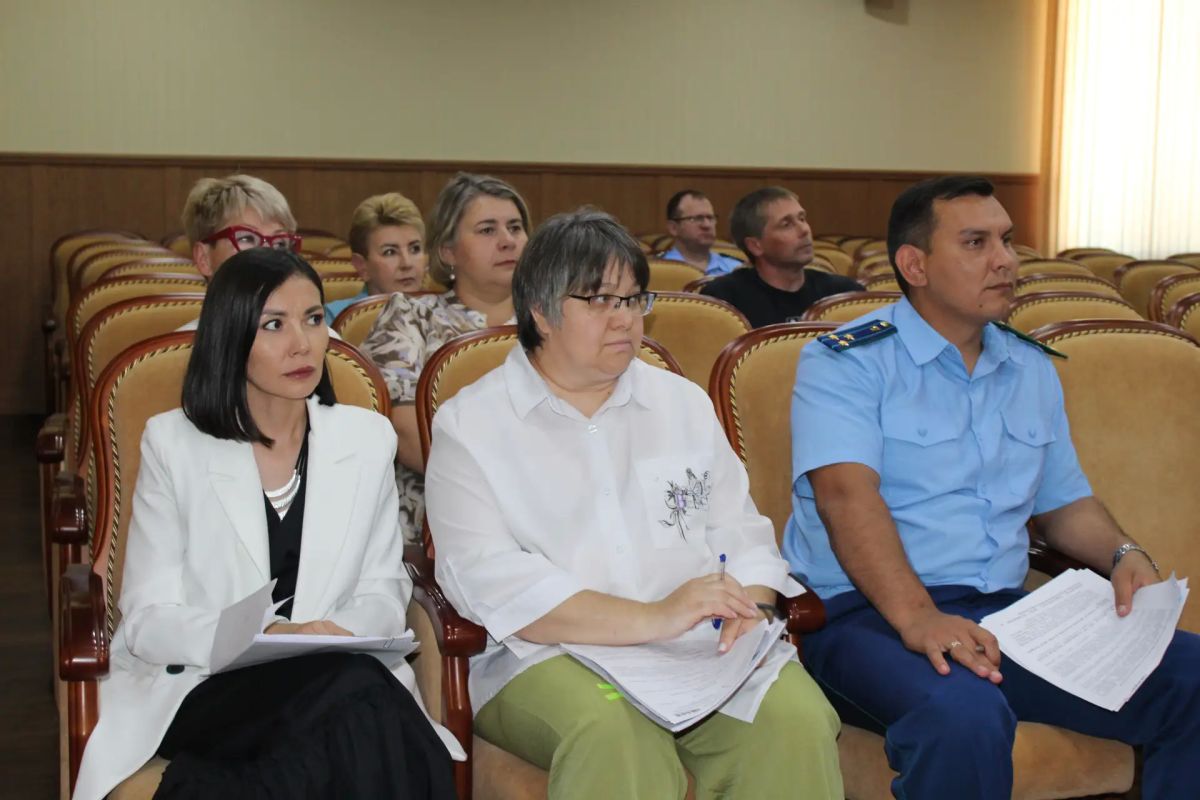 В прокуратуре Республики Хакасия под председательством прокурора республики Сергея Фирсова состоялось межведомственное совещание по вопросам обеспечения граждан лекарственными препаратами и изделиями медицинского назначения В прокуратуре Республики Хакасия под председательством прокурора республики Сергея Фирсова состоялось межведомственное совещание по вопросам обеспечения граждан лекарственными препаратами и изделиями медицинского назначения