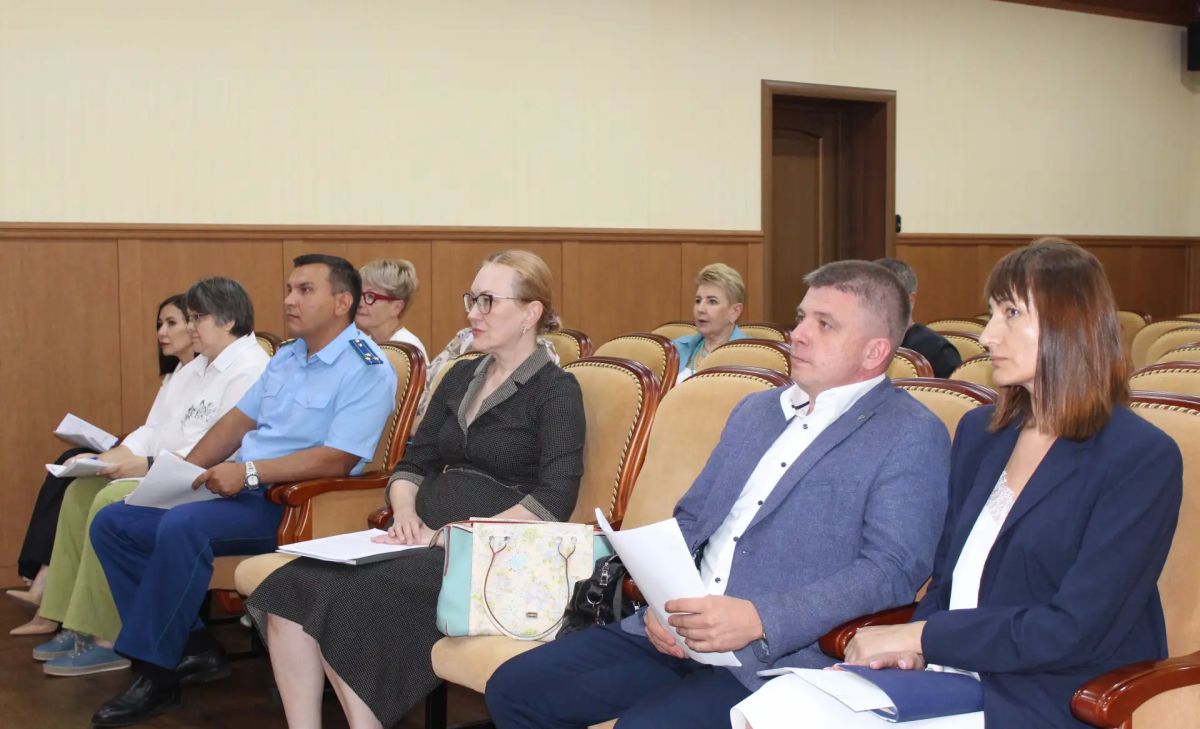 В прокуратуре Республики Хакасия под председательством прокурора республики Сергея Фирсова состоялось межведомственное совещание по вопросам обеспечения граждан лекарственными препаратами и изделиями медицинского назначения В прокуратуре Республики Хакасия под председательством прокурора республики Сергея Фирсова состоялось межведомственное совещание по вопросам обеспечения граждан лекарственными препаратами и изделиями медицинского назначения