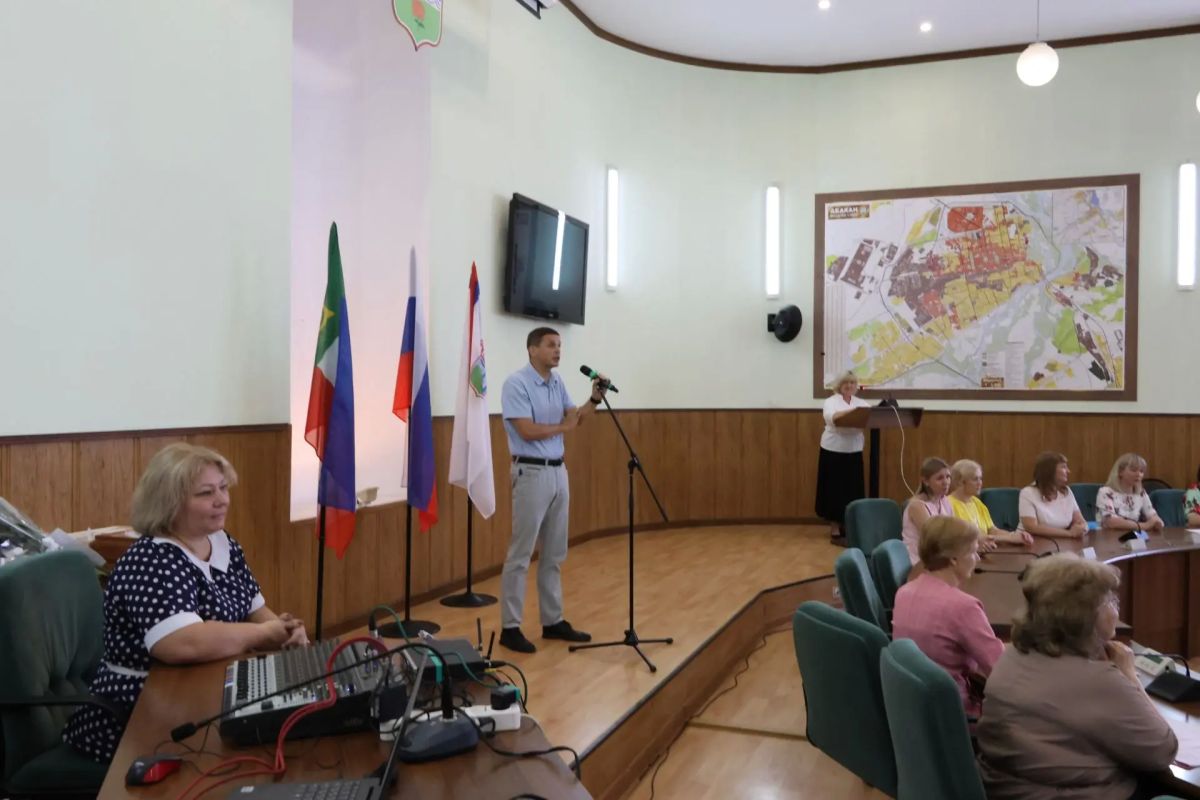 Десять новых имён в наших школах, одиннадцать высших результатов на ЕГЭ: сегодня в Администрации города Абакана вручили премии выпускникам и их учителям Десять новых имён в наших школах, одиннадцать высших результатов на ЕГЭ: сегодня в Администрации города Абакана вручили премии выпускникам и их учителям