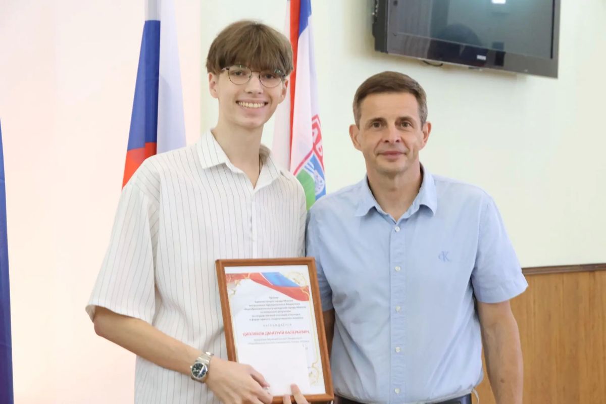 Десять новых имён в наших школах, одиннадцать высших результатов на ЕГЭ: сегодня в Администрации города Абакана вручили премии выпускникам и их учителям Десять новых имён в наших школах, одиннадцать высших результатов на ЕГЭ: сегодня в Администрации города Абакана вручили премии выпускникам и их учителям