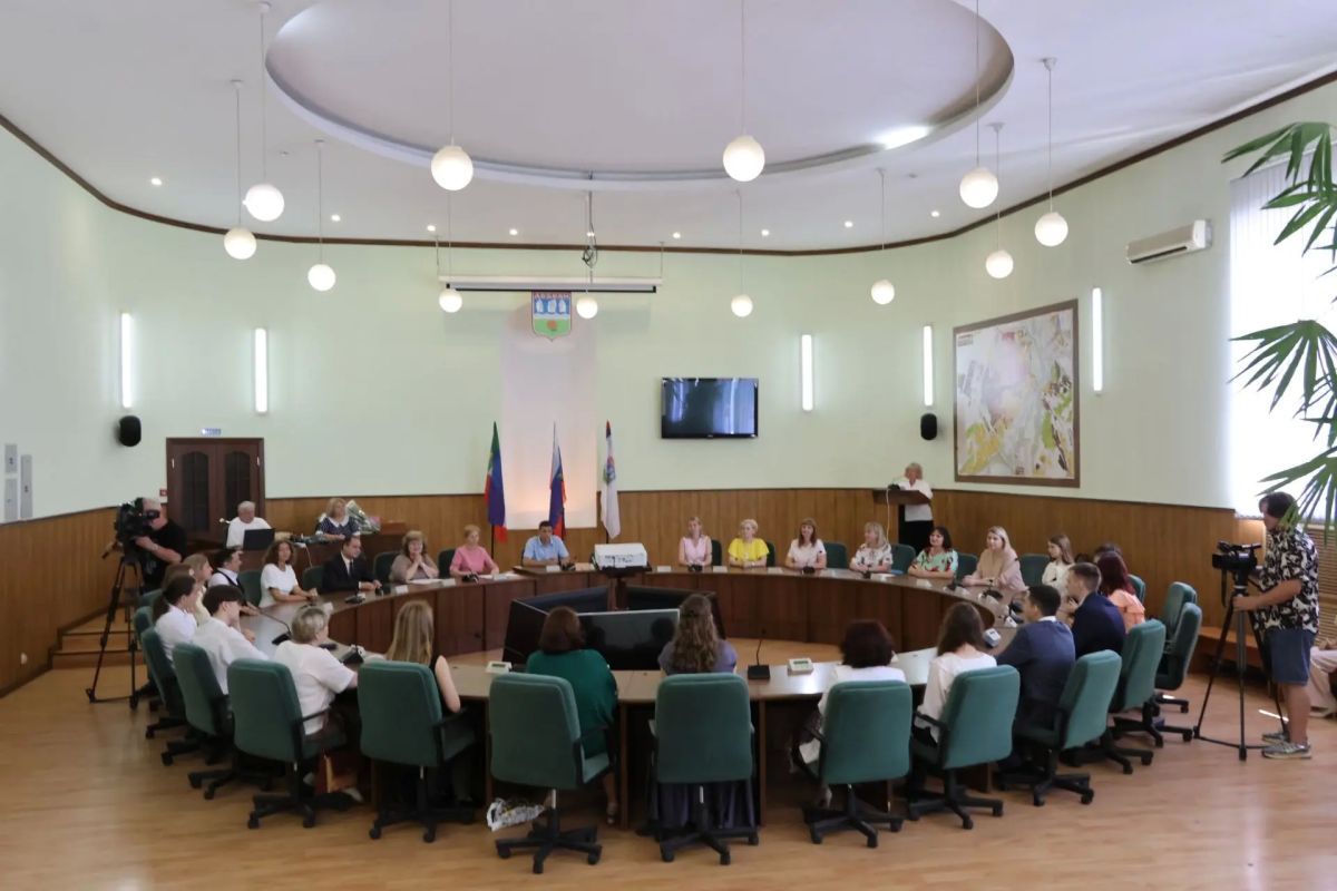 Десять новых имён в наших школах, одиннадцать высших результатов на ЕГЭ: сегодня в Администрации города Абакана вручили премии выпускникам и их учителям Десять новых имён в наших школах, одиннадцать высших результатов на ЕГЭ: сегодня в Администрации города Абакана вручили премии выпускникам и их учителям