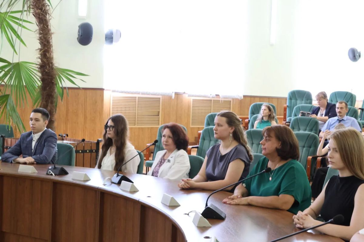 Десять новых имён в наших школах, одиннадцать высших результатов на ЕГЭ: сегодня в Администрации города Абакана вручили премии выпускникам и их учителям Десять новых имён в наших школах, одиннадцать высших результатов на ЕГЭ: сегодня в Администрации города Абакана вручили премии выпускникам и их учителям