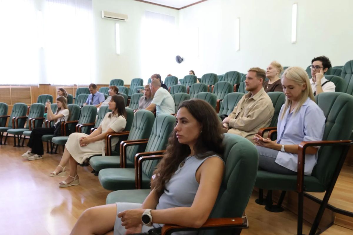 Десять новых имён в наших школах, одиннадцать высших результатов на ЕГЭ: сегодня в Администрации города Абакана вручили премии выпускникам и их учителям Десять новых имён в наших школах, одиннадцать высших результатов на ЕГЭ: сегодня в Администрации города Абакана вручили премии выпускникам и их учителям