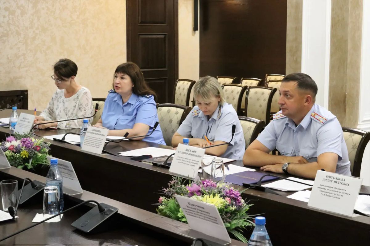 В правительстве Хакасии обсудили профилактику правонарушений среди несовершеннолетних в летний период В правительстве Хакасии обсудили профилактику правонарушений среди несовершеннолетних в летний период