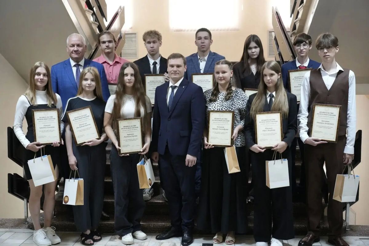 Стобалльники Хакасии получили награды за успехи в учёбе