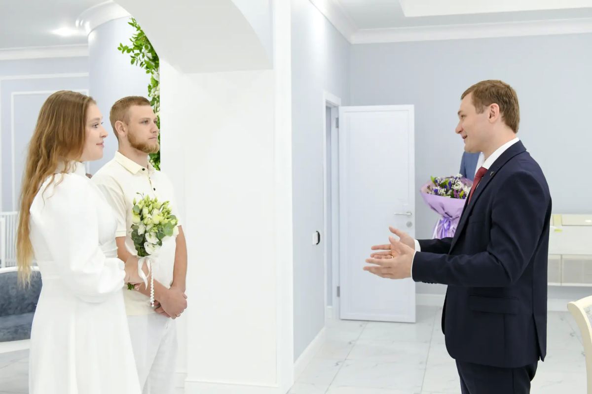 Валентин Коновалов: В День любви, семьи и верности поздравил молодожёнов Валентин Коновалов: В День любви, семьи и верности поздравил молодожёнов
