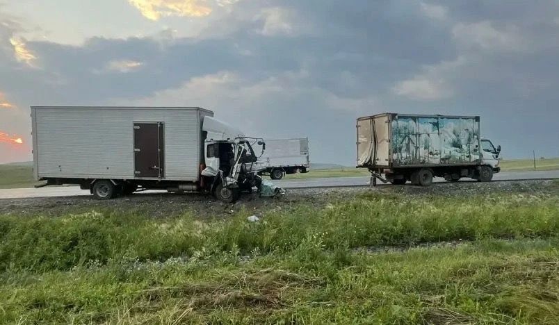 Грузовик врезался в стоящий на обочине автомобиль в Боградском районе