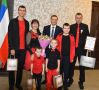 Государственную награду семье Поповых сегодня торжественно вручил Глава Хакасии Валентин Коновалов