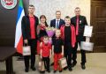 Глава Хакасии вручил семье Поповых медаль «Родительская слава»