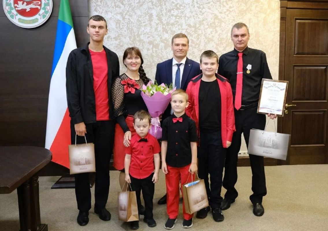 Глава Хакасии вручил семье Поповых медаль «Родительская слава»