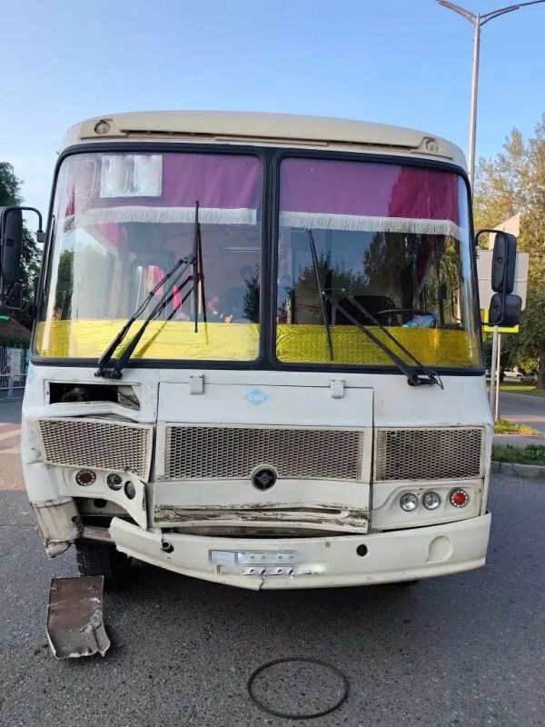 Автобус и иномарка не смогли разъехаться в Абакане