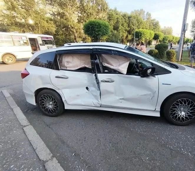 Иномарка не дала проехать пассажирскому автобусу в Абакане