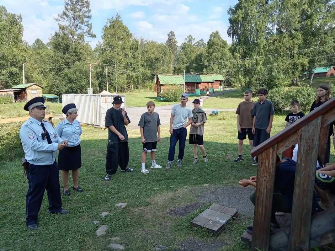 Полицейские Абазы побеседовали с детьми в оздоровительных лагерях на тему безопасности в интернете и на дорогах