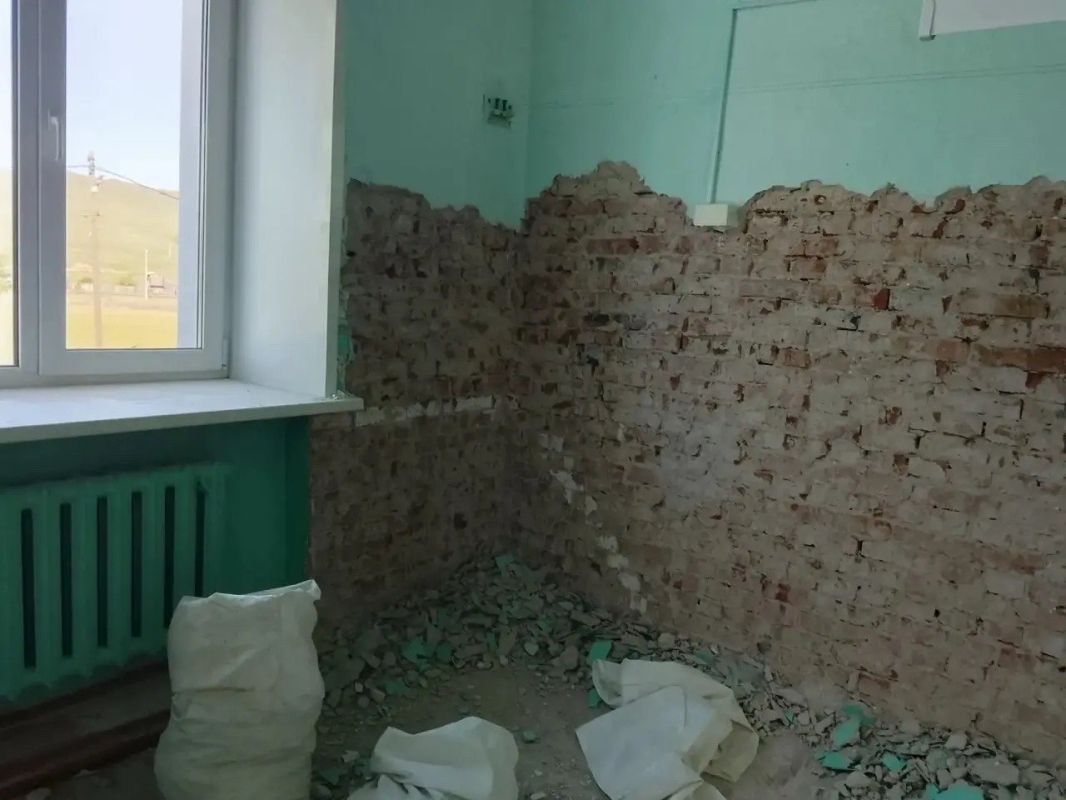 Почти вековую Усть-Бюрскую школу капитально отремонтируют за 96 млн рублей Почти вековую Усть-Бюрскую школу капитально отремонтируют за 96 млн рублей