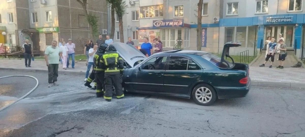 Машина загорелась вчера, 20 июля, во дворе дома 8 Интернационального микрорайона Машина загорелась вчера, 20 июля, во дворе дома 8 Интернационального микрорайона