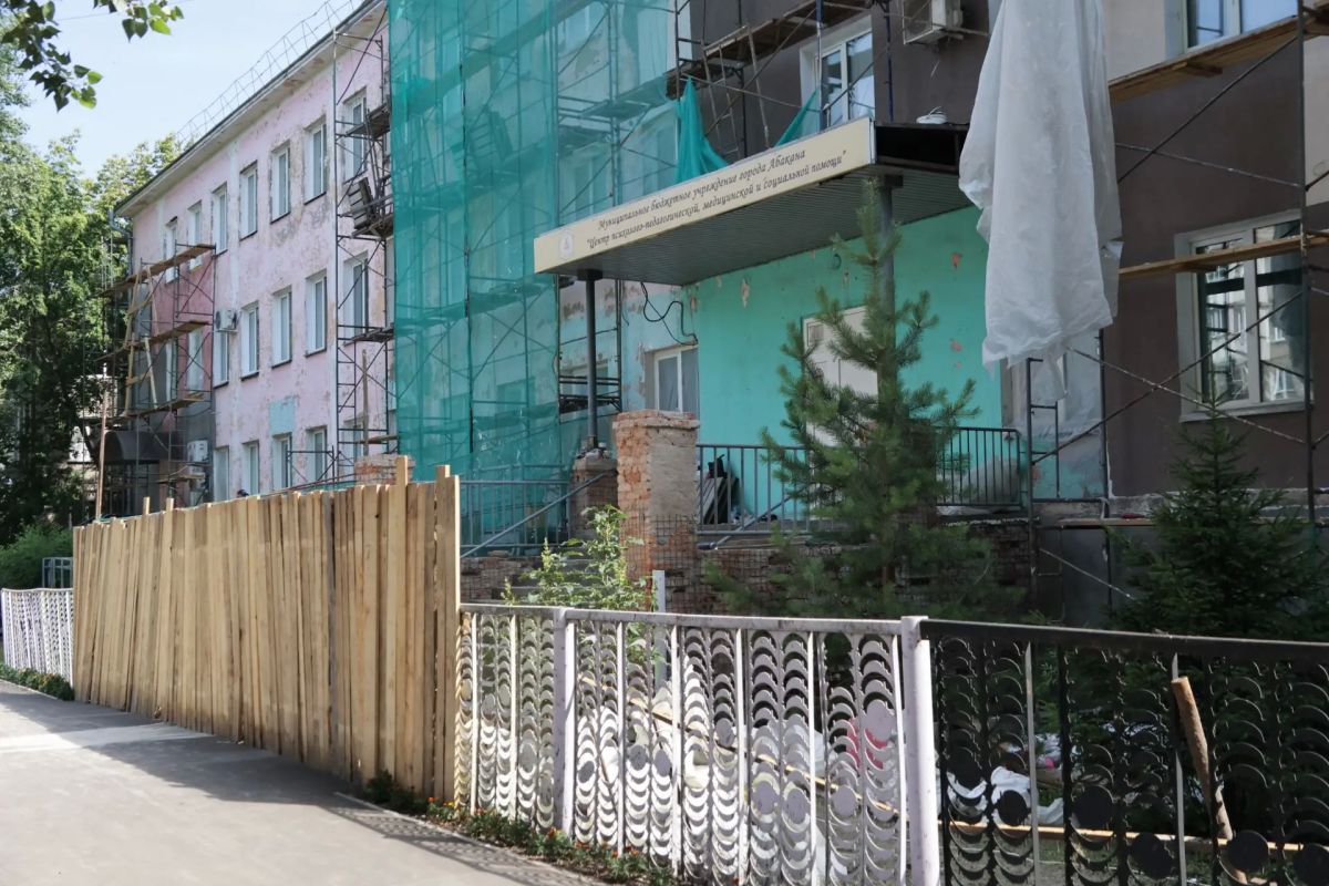 Фасад старого здания, когда-то УПК, расположенного по ул. М. Жукова, 10 в Абакане, постепенно приводят в порядок Фасад старого здания, когда-то УПК, расположенного по ул. М. Жукова, 10 в Абакане, постепенно приводят в порядок