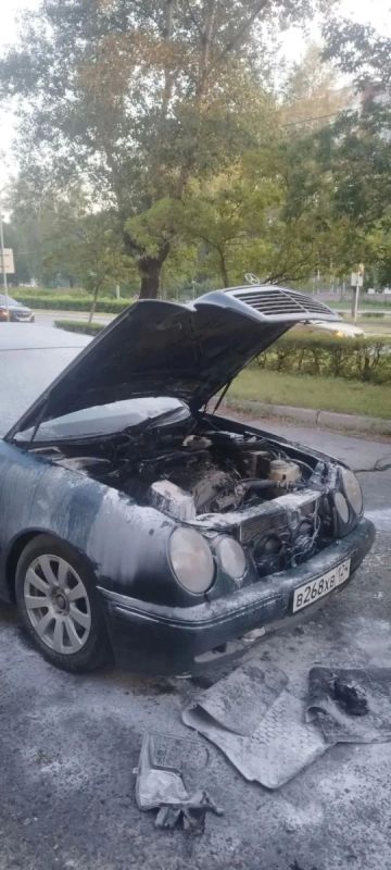 Машина загорелась вчера, 20 июля, во дворе дома 8 Интернационального микрорайона Машина загорелась вчера, 20 июля, во дворе дома 8 Интернационального микрорайона
