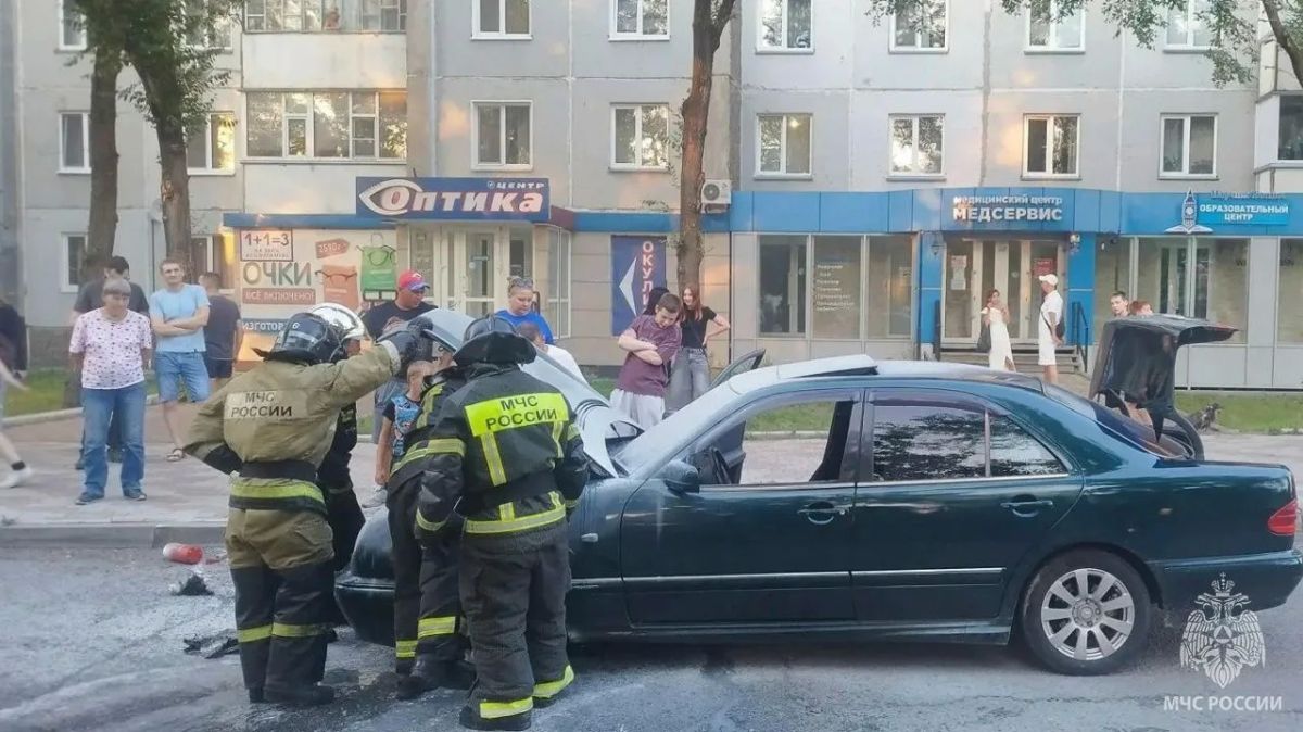 Крыша и автомобиль горели в одном из городов Хакасии