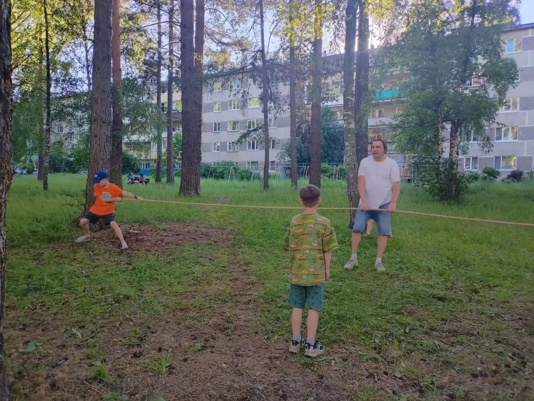 В поселке Черемушки Общественный совет при ОМВД России по г. Саяногорску провел акцию «Команда нашего двора» В поселке Черемушки Общественный совет при ОМВД России по г. Саяногорску провел акцию «Команда нашего двора»