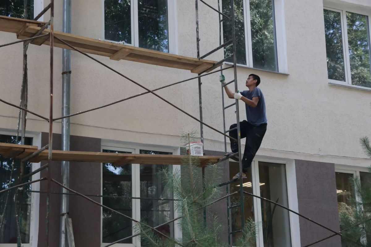 Фасад старого здания на ул. М. Жукова, 10 в Абакане, постепенно восстанавливают Фасад старого здания на ул. М. Жукова, 10 в Абакане, постепенно восстанавливают