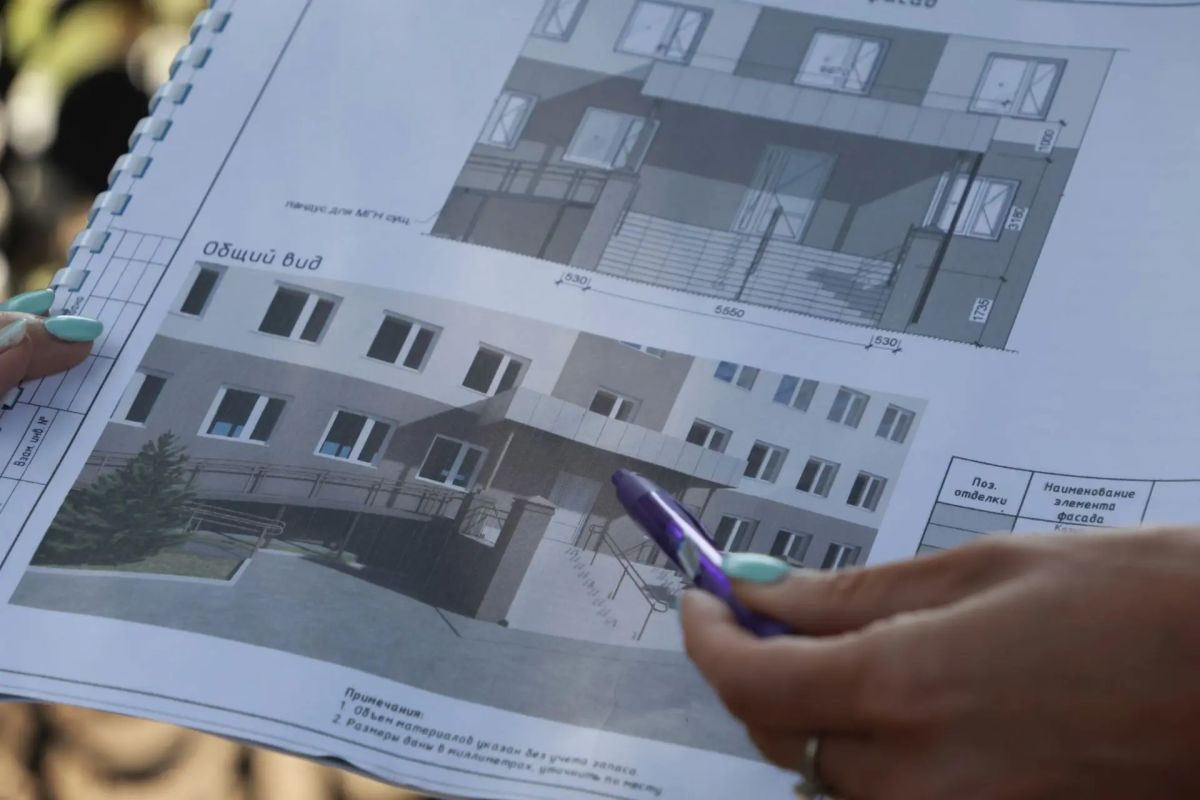 Фасад старого здания на ул. М. Жукова, 10 в Абакане, постепенно восстанавливают Фасад старого здания на ул. М. Жукова, 10 в Абакане, постепенно восстанавливают