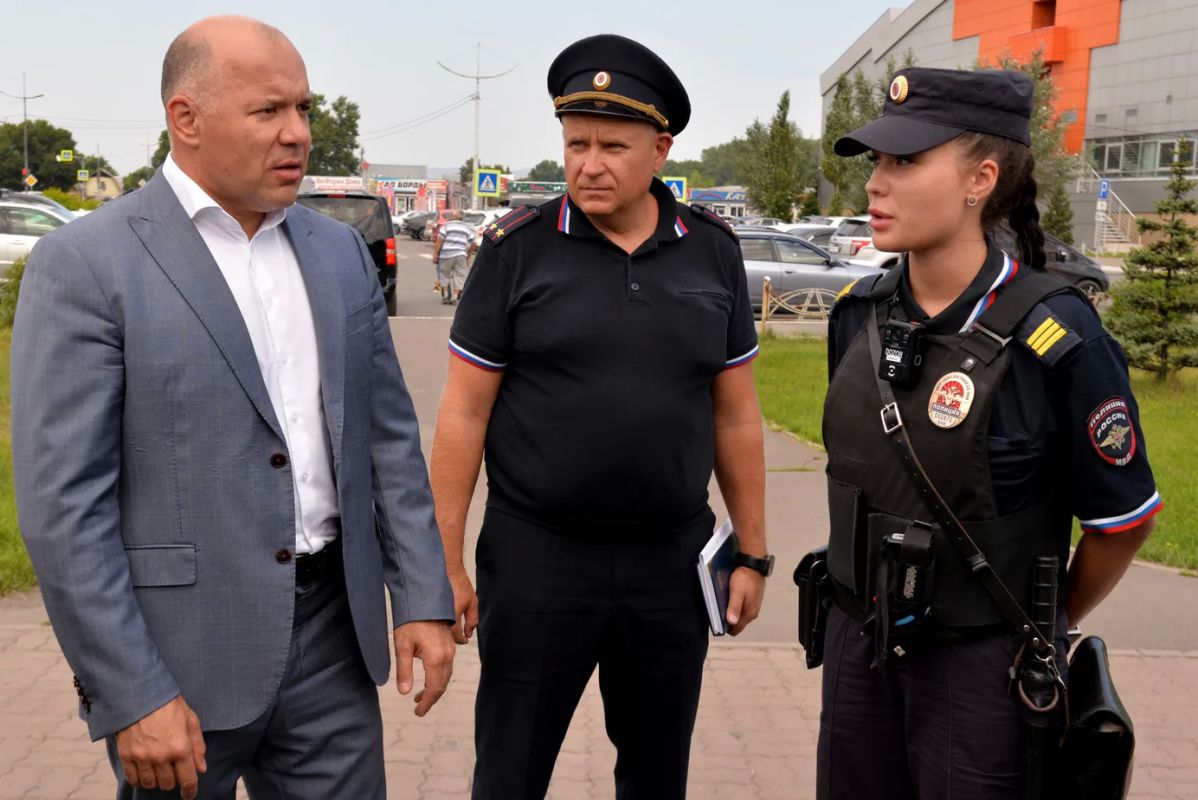 Сотрудники, особо отличившиеся в охране порядка и достигшие успехов в оперативно-служебной деятельности, были награждены государственными, ведомственными и областными наградами, почетными грамотами и благодарственными... Сотрудники, особо отличившиеся в охране порядка и достигшие успехов в оперативно-служебной деятельности, были награждены государственными, ведомственными и областными наградами, почетными грамотами и благодарственными...