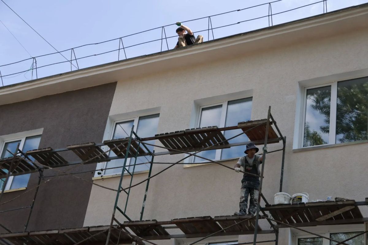 Фасад старого здания на ул. М. Жукова, 10 в Абакане, постепенно восстанавливают Фасад старого здания на ул. М. Жукова, 10 в Абакане, постепенно восстанавливают