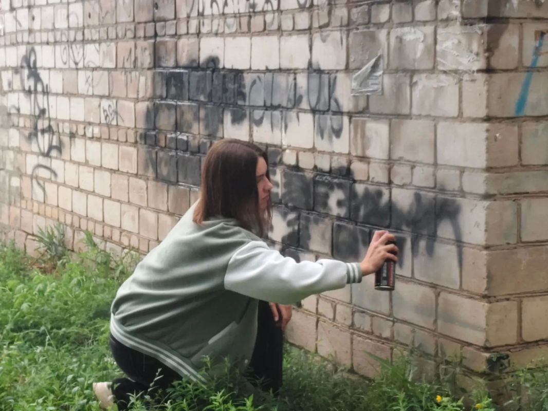 В Абакане полицейские, общественники и волонтёры вышли на борьбу с наркорекламой В Абакане полицейские, общественники и волонтёры вышли на борьбу с наркорекламой