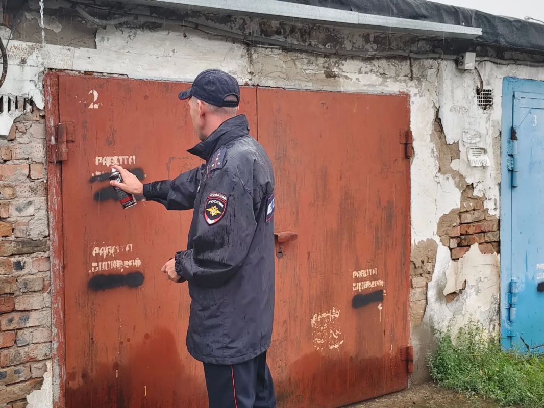 В Абакане полицейские, общественники и волонтёры вышли на борьбу с наркорекламой В Абакане полицейские, общественники и волонтёры вышли на борьбу с наркорекламой