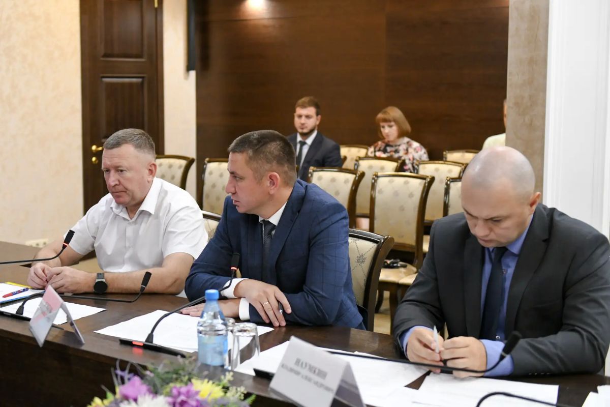 Валентин Коновалов: Провёл совещание по обстановке на топливном рынке Хакасии Валентин Коновалов: Провёл совещание по обстановке на топливном рынке Хакасии