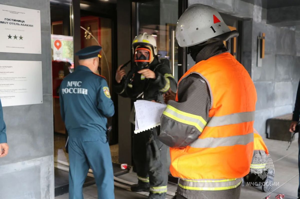 В Абакане пожарные провели учения в отеле «Азимут»! В Абакане пожарные провели учения в отеле «Азимут»!