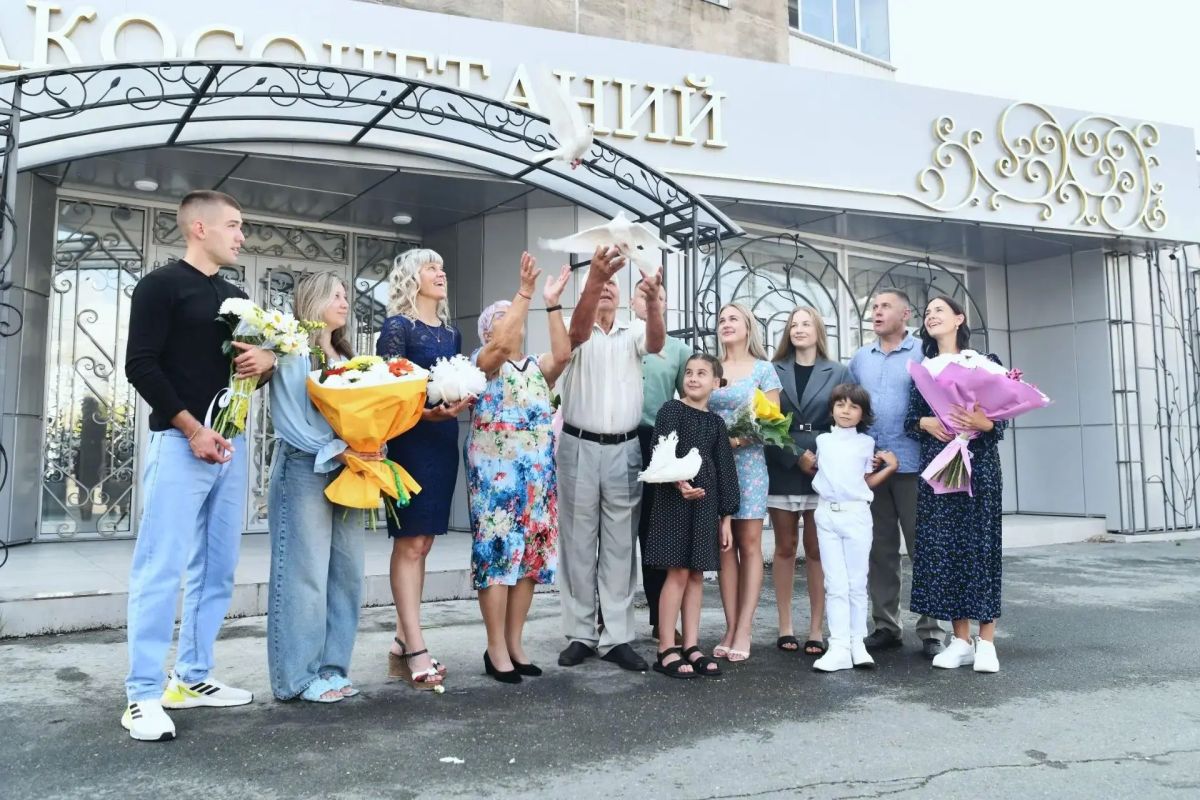 От студенческой дружбы до крепкой семьи: супруги Осокины из Абакана отметили «изумрудную» свадьбу От студенческой дружбы до крепкой семьи: супруги Осокины из Абакана отметили «изумрудную» свадьбу