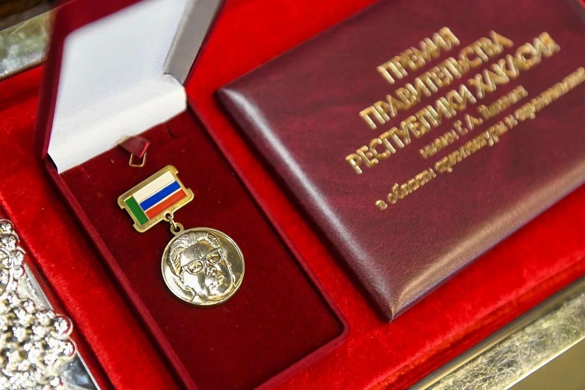Валентин Коновалов вручил премию Правительства РХ имени Геннадия Африкановича Вяткина к 70-летию Дня строителя Валентин Коновалов вручил премию Правительства РХ имени Геннадия Африкановича Вяткина к 70-летию Дня строителя