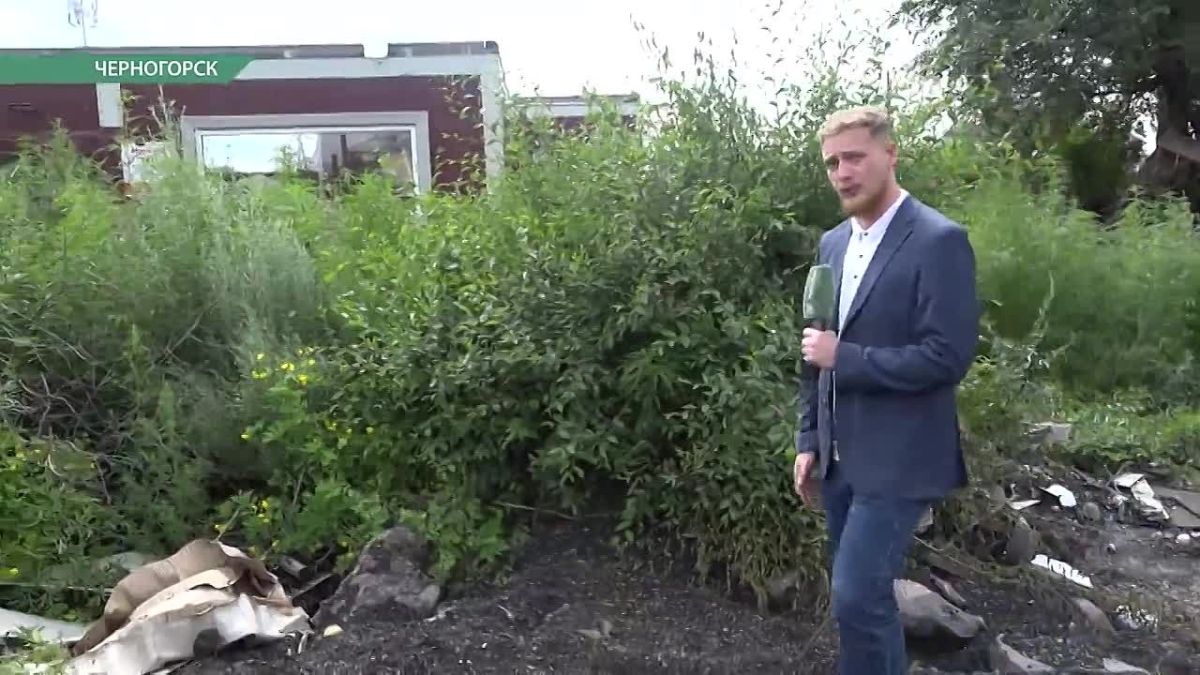 Черногорцы жалуются на заброшенный барак, зарастающий травой