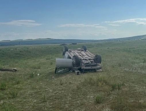 Иномарка слетела с трассы и перевернулась в Бейском районе