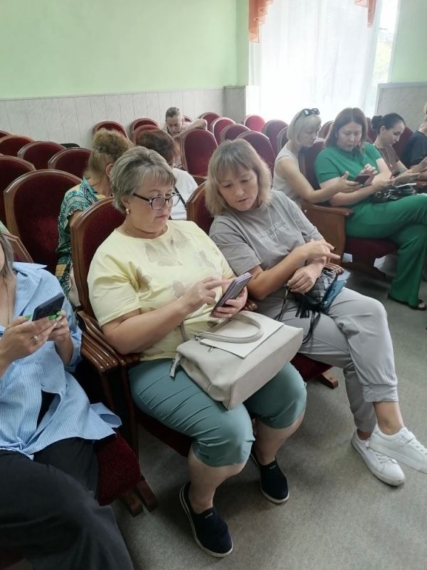 Давайте заглянем к нашим коллегам в участковые комиссии! Чем они сейчас занимаются? Давайте заглянем к нашим коллегам в участковые комиссии! Чем они сейчас занимаются?