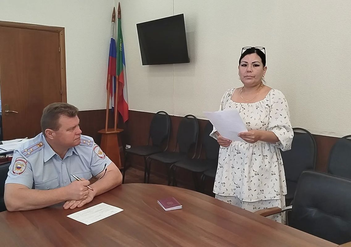 В Абакане полицейские вручили паспорт Российской Федерации уроженке Республики Молдова В Абакане полицейские вручили паспорт Российской Федерации уроженке Республики Молдова