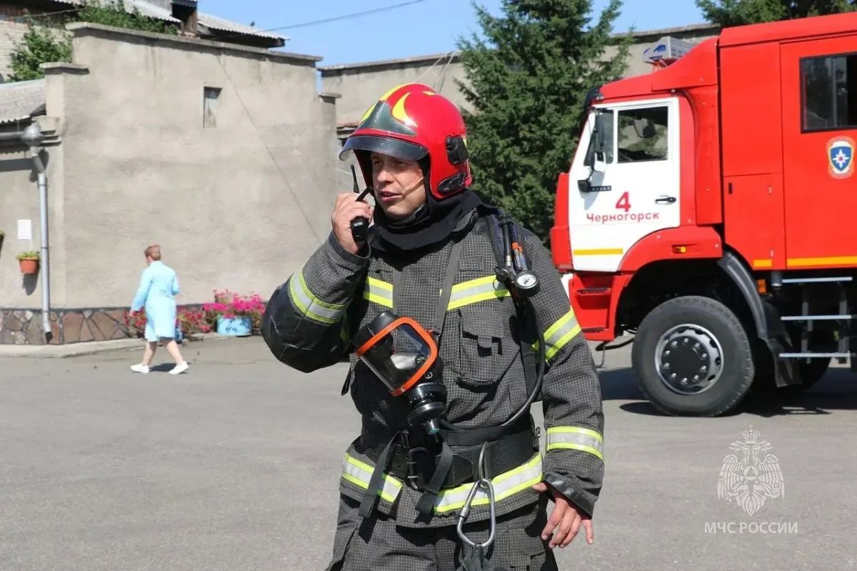 Пожарные учения прошли на кондитерской фабрике в Черногорске Пожарные учения прошли на кондитерской фабрике в Черногорске