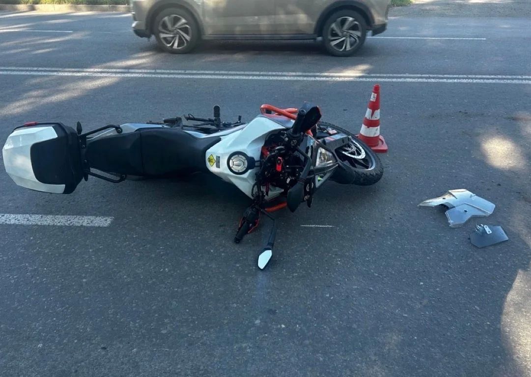 Мотоциклист врезался в иномарку в Абакане