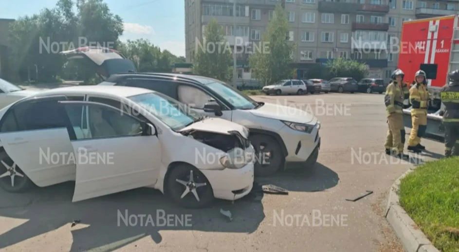 Две Тойоты столкнулись на Кирова в Абакане Две Тойоты столкнулись на Кирова в Абакане