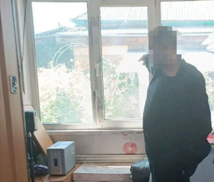Золото, 19 бутылок алкоголя и чемодан вынес воришка из частного дома в Черногорске Золото, 19 бутылок алкоголя и чемодан вынес воришка из частного дома в Черногорске
