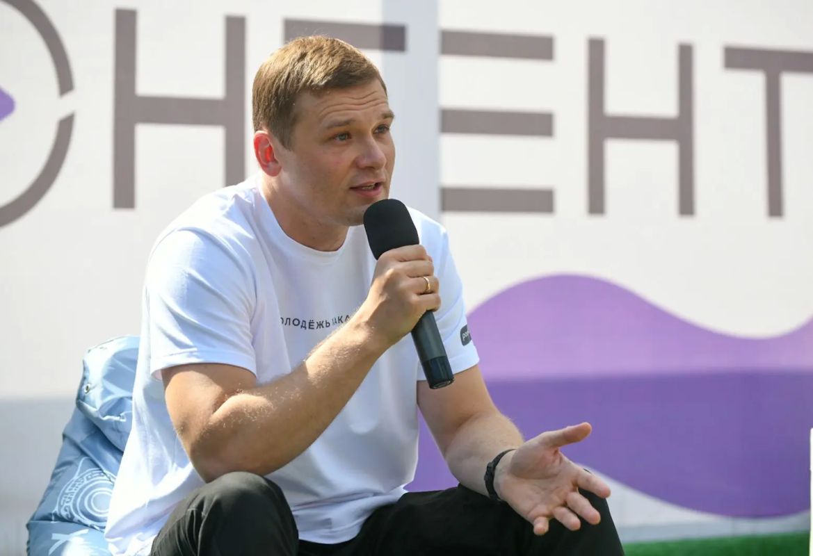 Валентин Коновалов встретился с участниками межрегионального молодежного медиафорума «Контент» Валентин Коновалов встретился с участниками межрегионального молодежного медиафорума «Контент»
