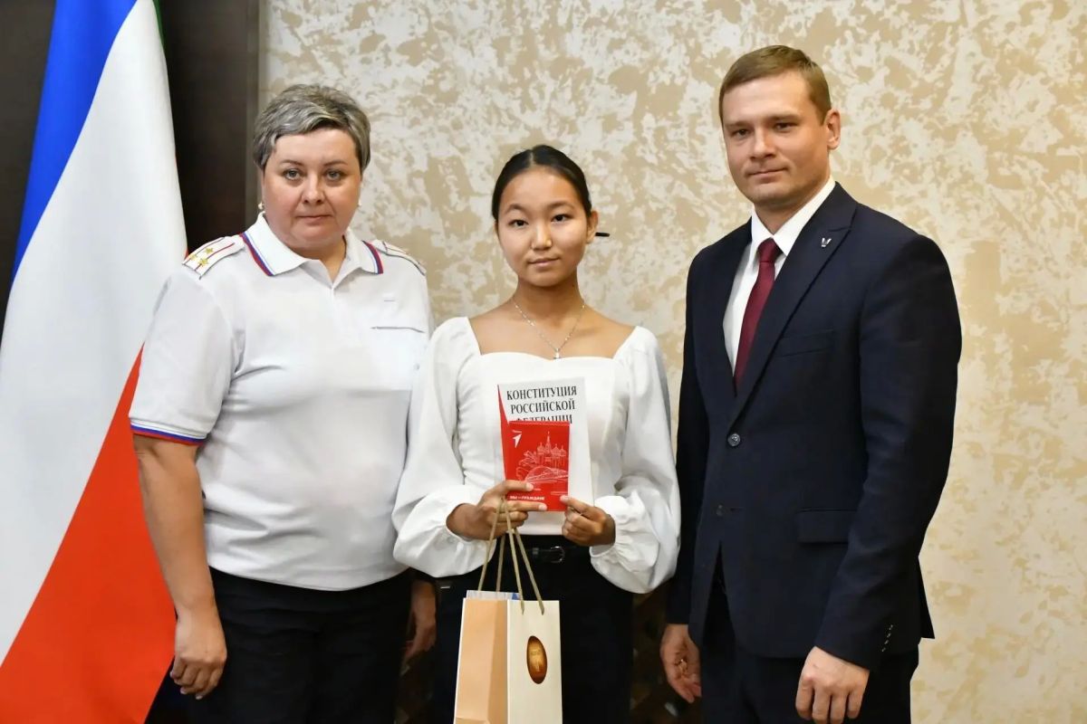 16 целеустремлённых школьников Хакасии получили паспорта из рук главы республики 16 целеустремлённых школьников Хакасии получили паспорта из рук главы республики