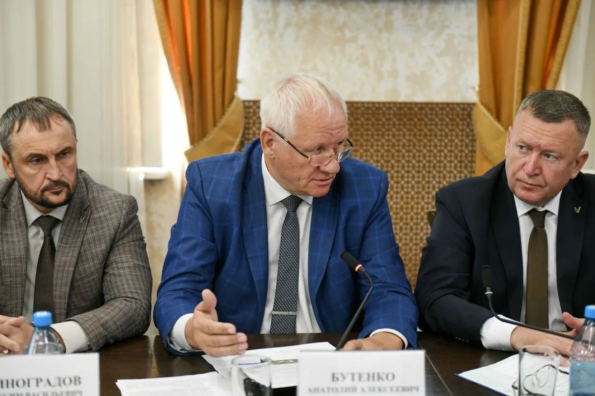 Министр образования доложил Валентину Коновалову о топливе для школьных автобусов